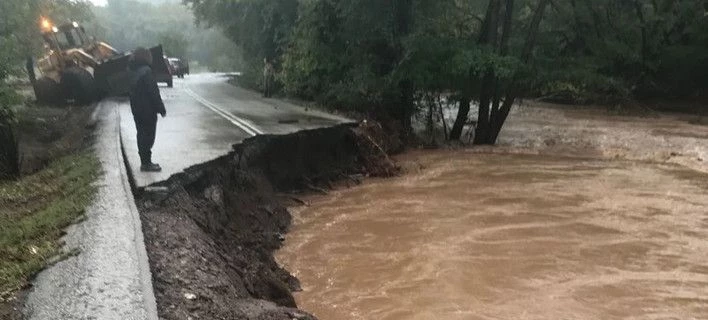 Υποχώρησε η άσφαλτος στο Μαντούδι -Ποτάμια οι δρόμοι, παραμένει αποκλεισμένη η πόλη (εικόνες)